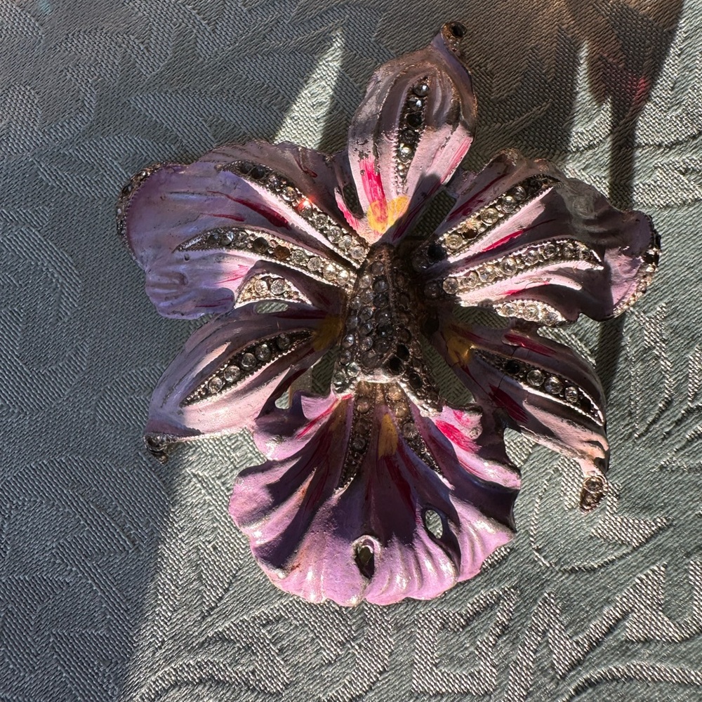 Pink-purple 1940's style Pot Metal Enamel Orchid Floral Rhinestone Dress Clip - Picture 5 of 6